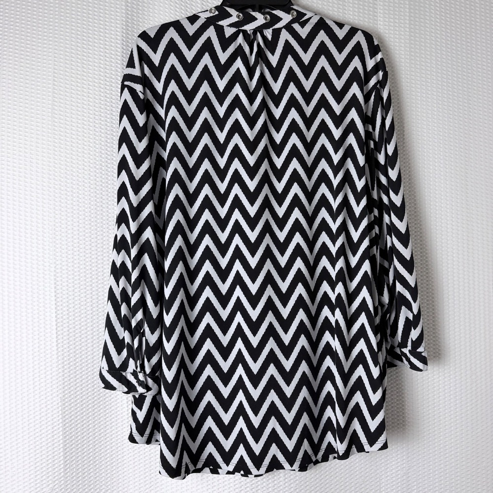 Cato Blouse Women 22/24W Black White Chevron Grommet V-Neck Tunic Long Sleeve - Picture 2 of 12